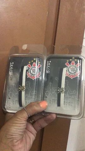 Pulseira em couro do Corinthians e emblema do clube 