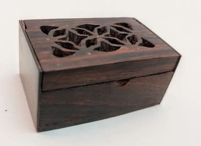 Caixinha Bau, em Madeira tampa C/Grafismo, Apliques em Metal