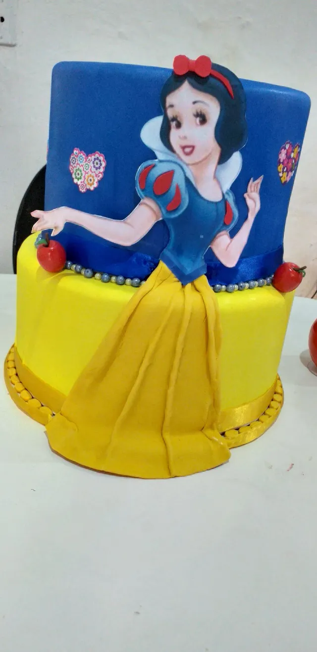 Bolo fake princesa tecido amarelo, azul e rosa  Bolo fake princesa, Bolo  de aniversário da princesa, Bolos de aniversário cinderela