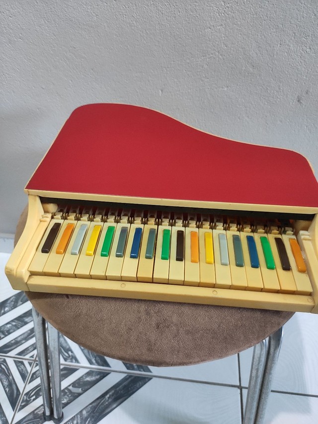 Mini piano antigo leia a descriçao?