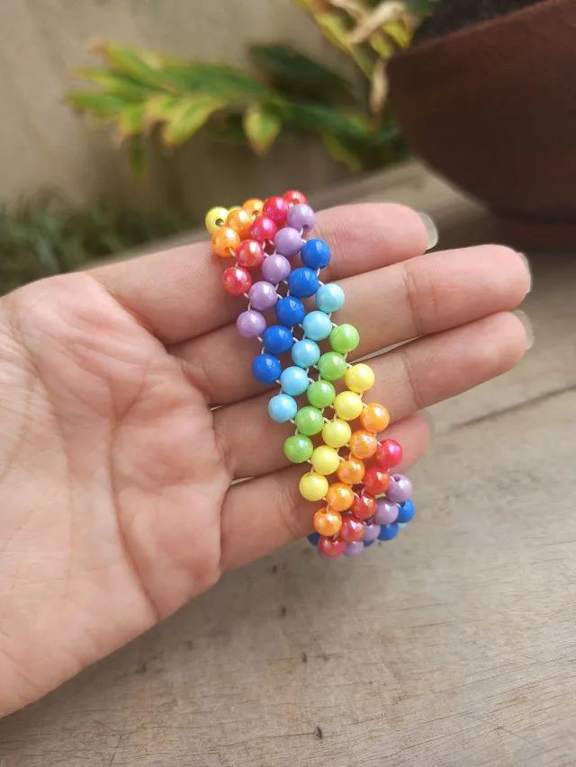 Pulseira de miçangas trançada arco-íris 