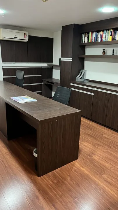 Sala mobiliada para vender no Setor de Autarquias Sul, com ar-condicionado e garagem.