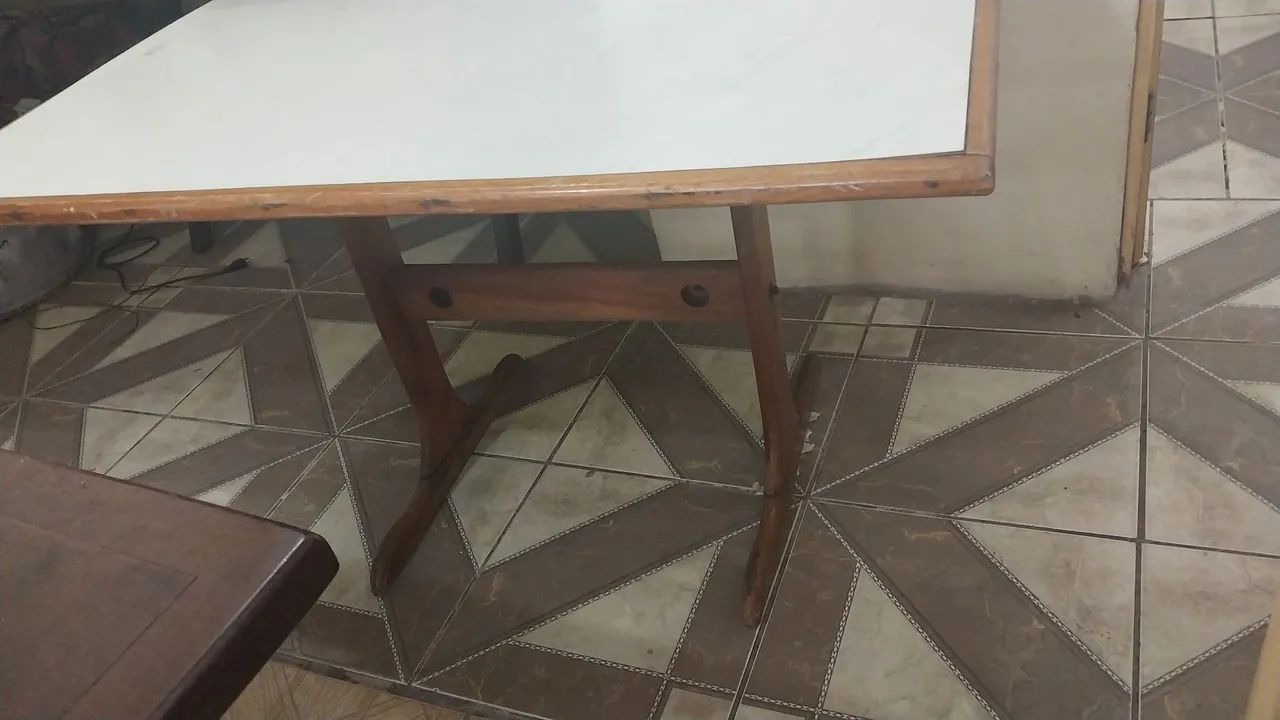 Mesa de madeira com tampo branco - Foto 3