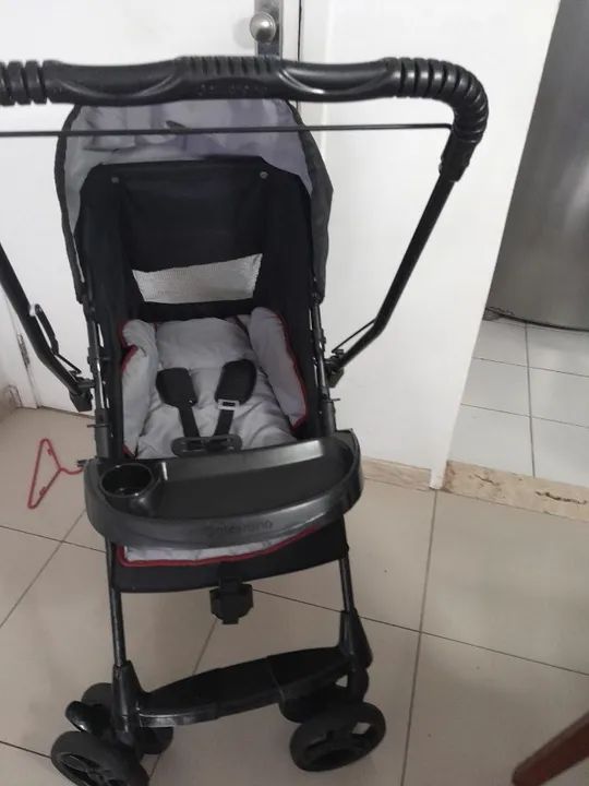 Carro de Bebê Dobrável Preto em Perfeito Estado de Conservação - Foto 6