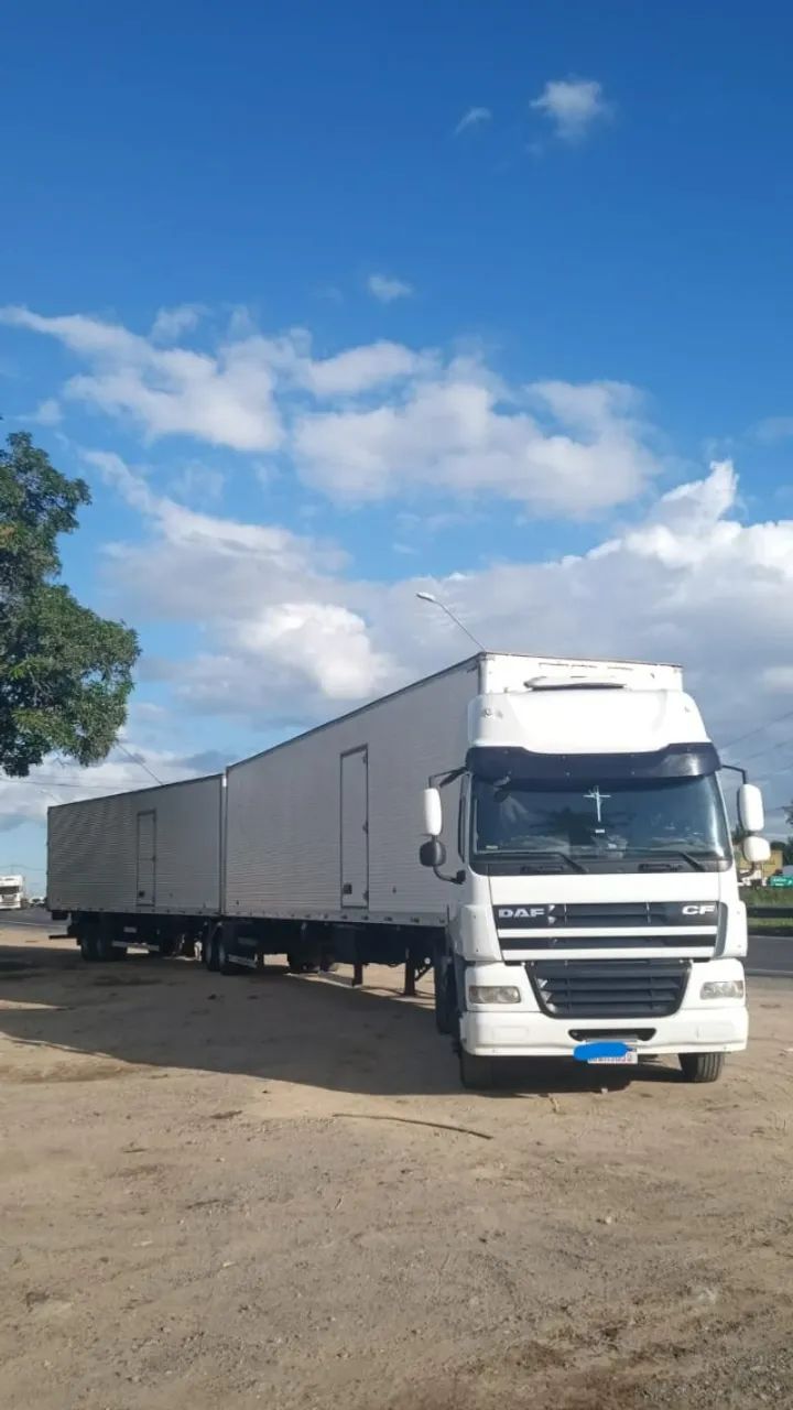 CAMINHÃO BITREM DAF CF 85  BAU