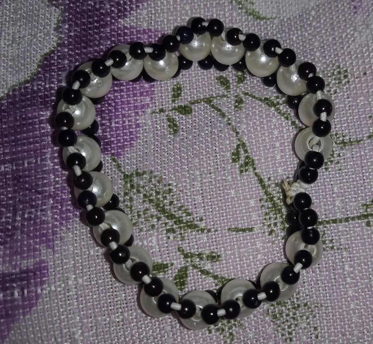 Pulseira de pérolas e preto 