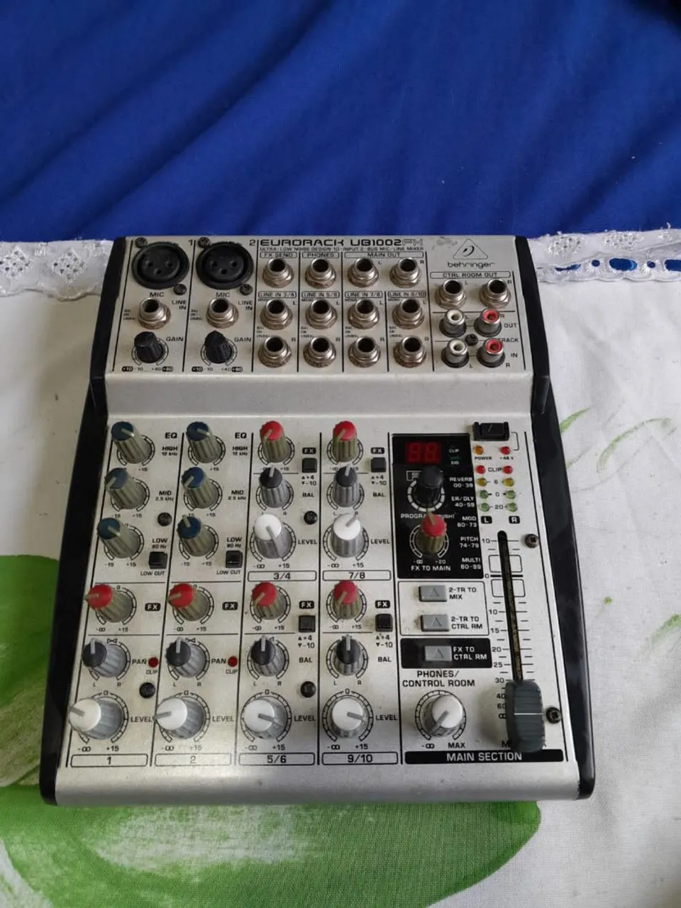 Mesa de Som Behringer UB1002
