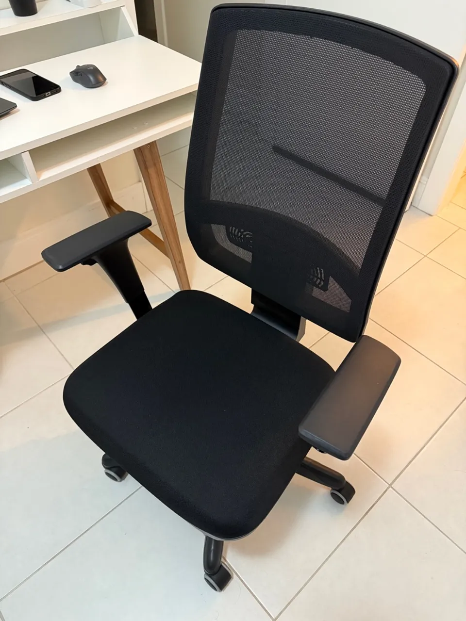 Cadeira de Escritório Ergonômica Preta com Rodinhas - Brizza Plaxmetal