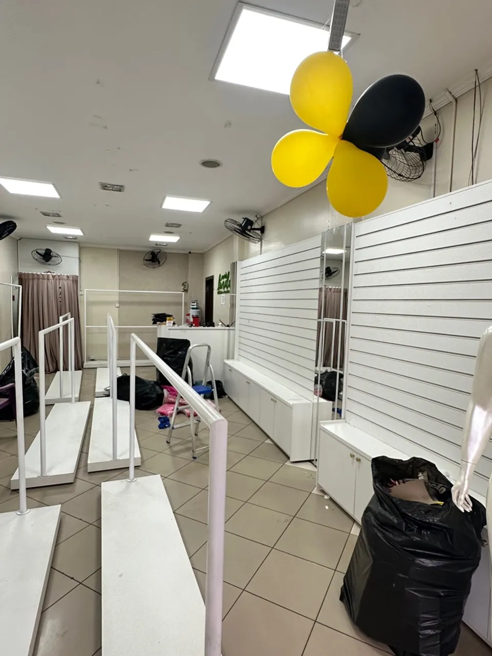 Lojas de Roupa Luva - Araras e Balcões tudo novo e barato