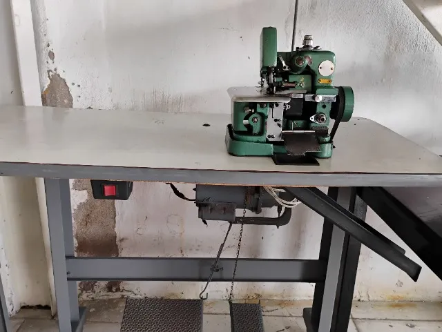 Máquina de costura overloque
