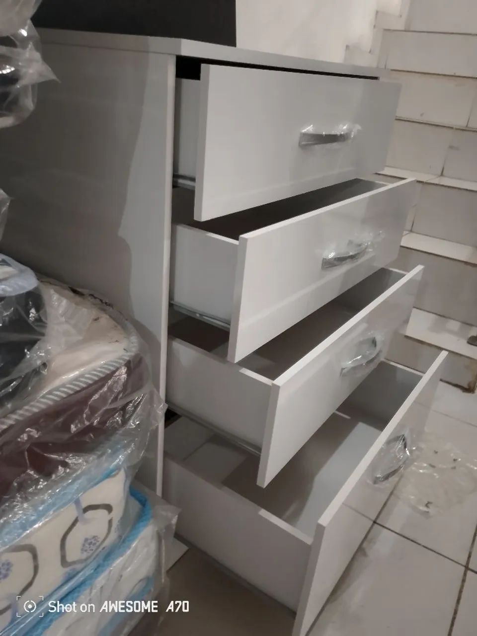 Cômoda 4 Gavetas Branca - Entrega e montagem grátis  - Foto 2