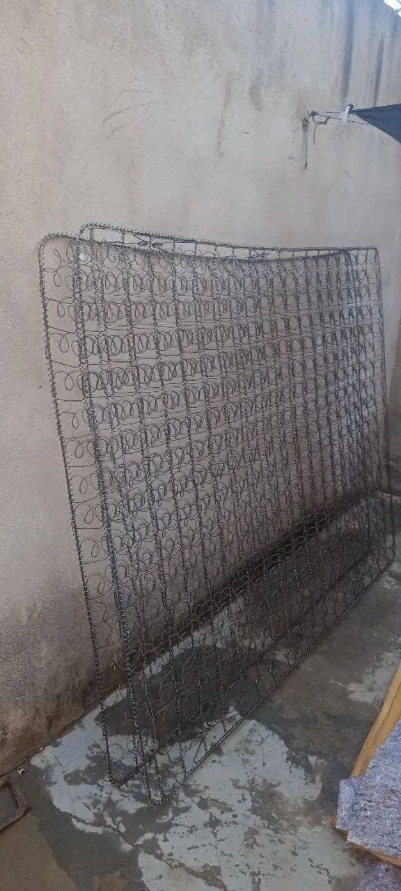 Molas ensacadas, mantas e telas de fibra retiradas do colchão king.
