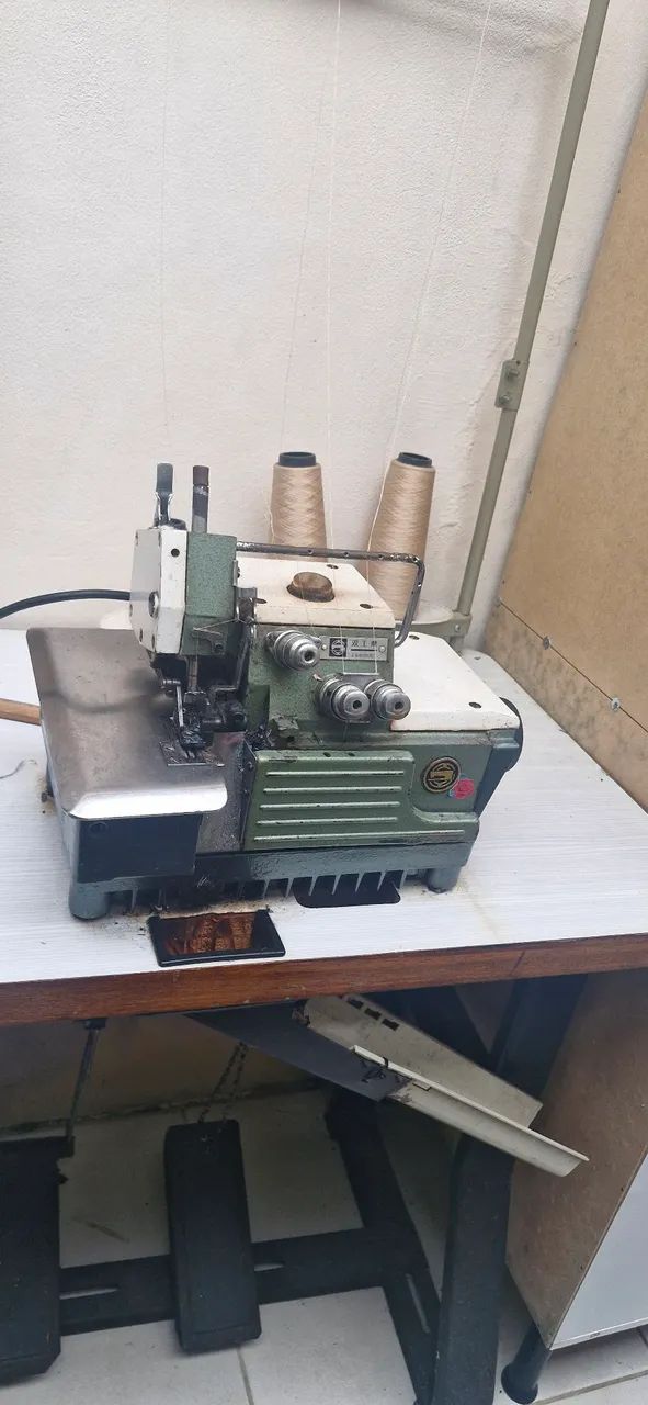Máquina de costura overloque industrial