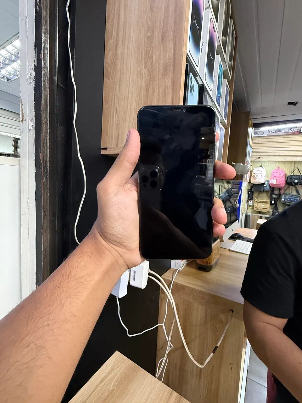 IPHONE 11 PRO MAX 64 GB TELA TROCADA  - Foto 2