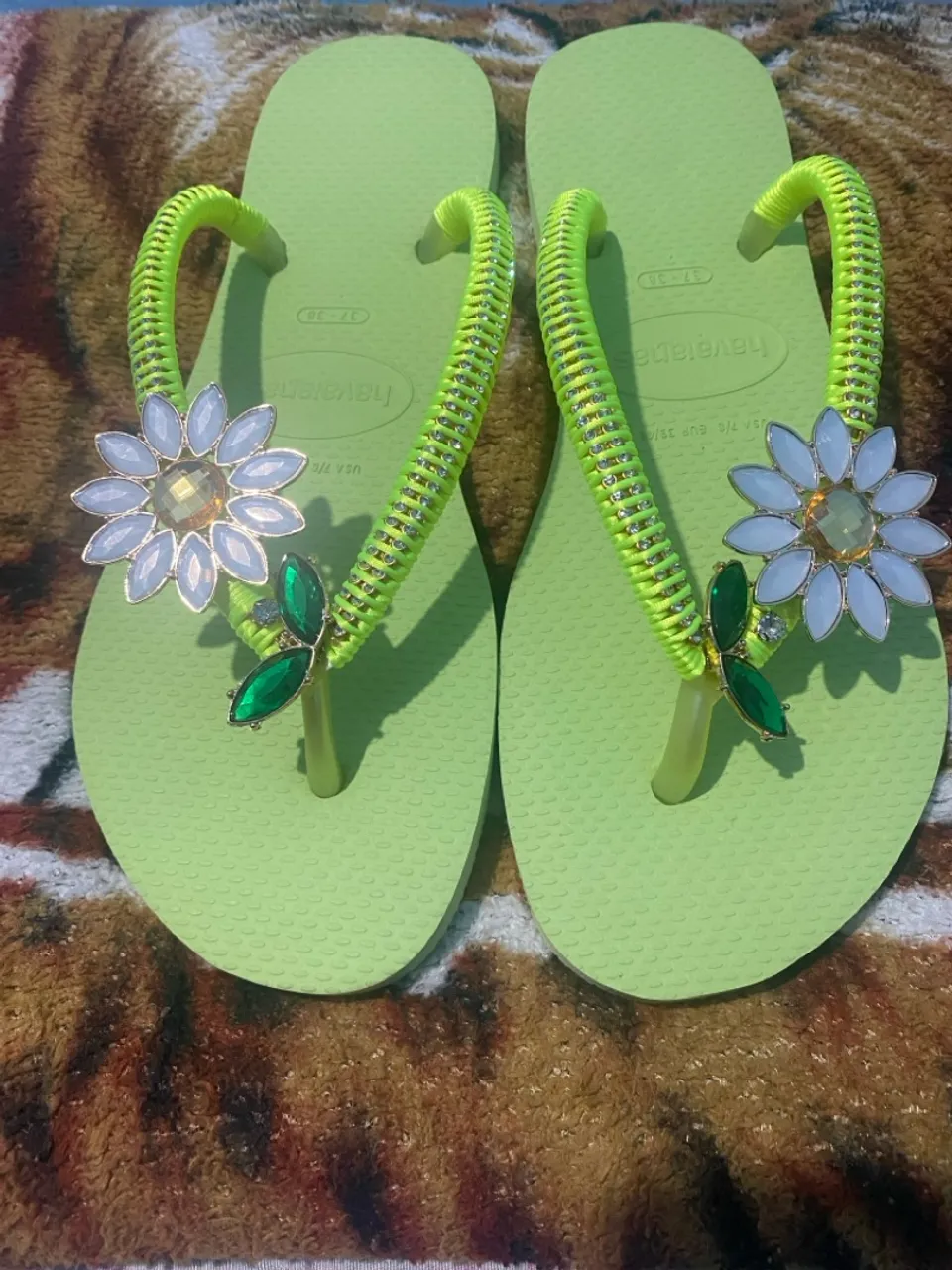 Chinelo personalizado verde neon com flor de girassol