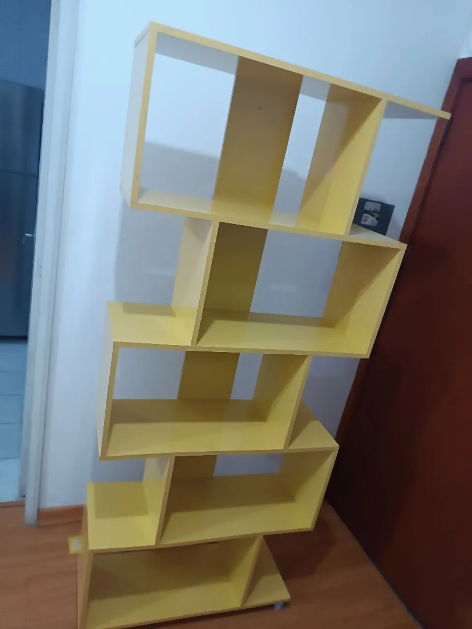 Estante Moderna Amarela - Design Único