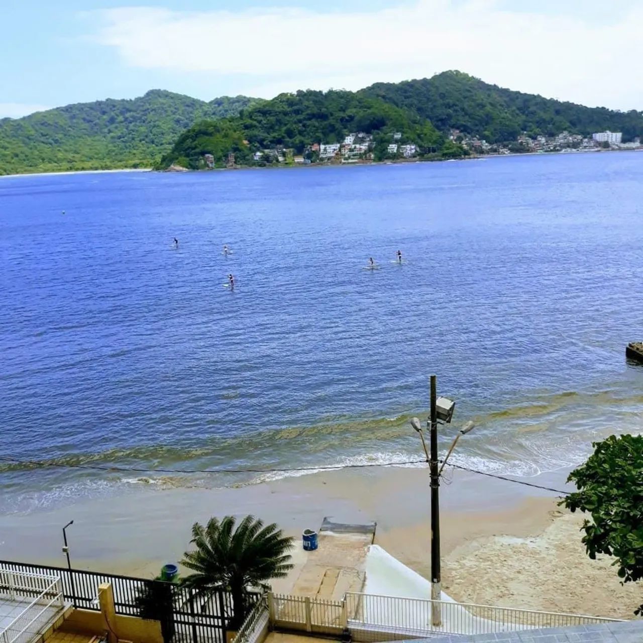Magnífico apartamento em prédio na areia com saída para o mar