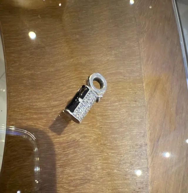 Charm Pendente Bolsa Preta e Prata Pandora Original  + Caixa Pandora para pulseira - Foto 2