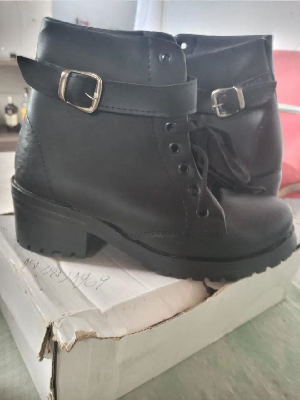 Botas Femininas Cano Curto com Fivela - Preto