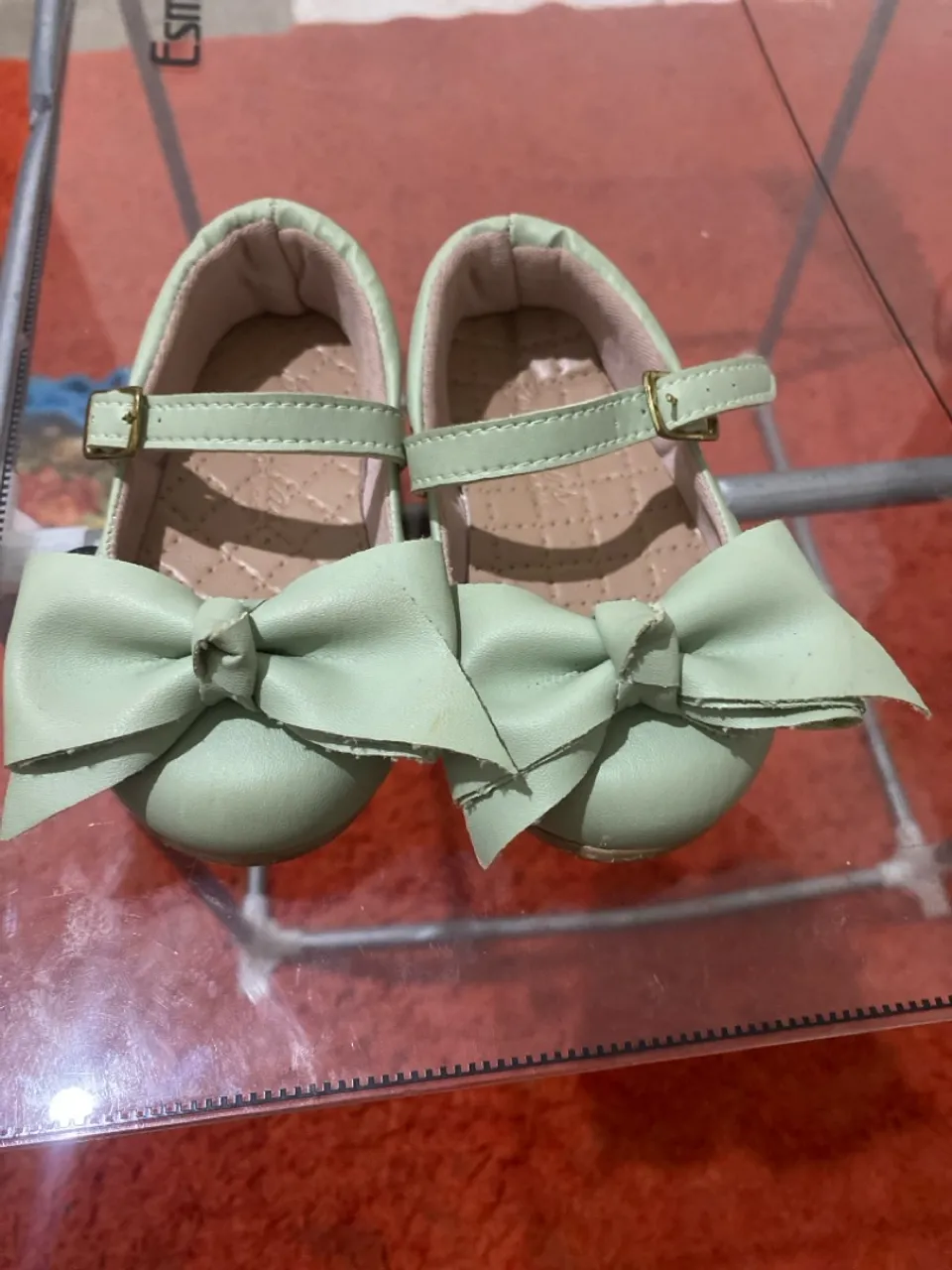 Sapatinho infantil com laço verde