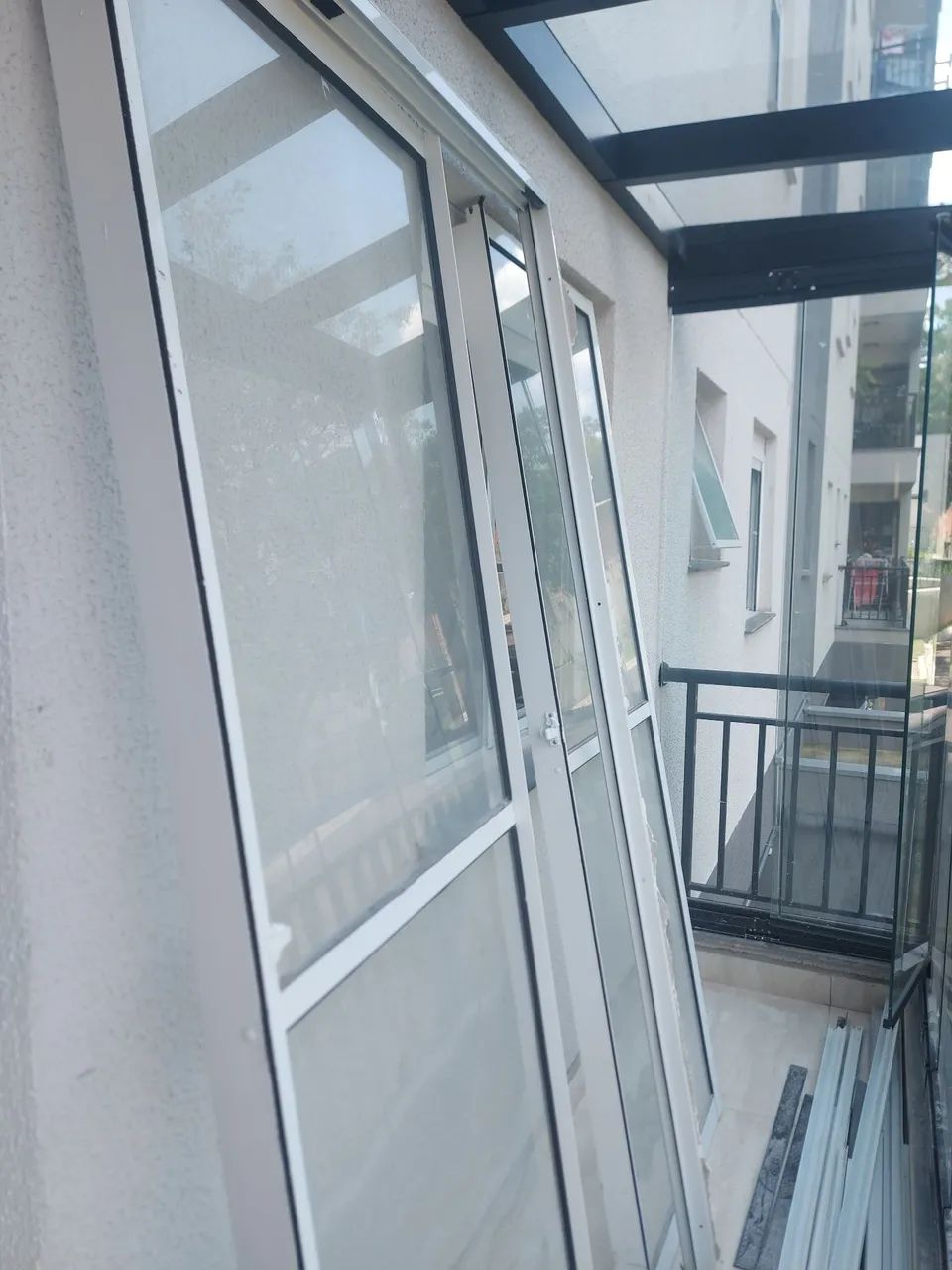 Porta Balcão de aço com batente e moldura