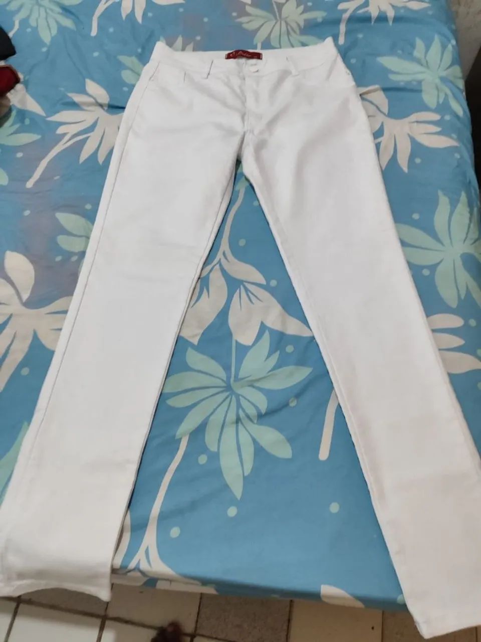 Calça jeans branca fa moda linda  e elegante 