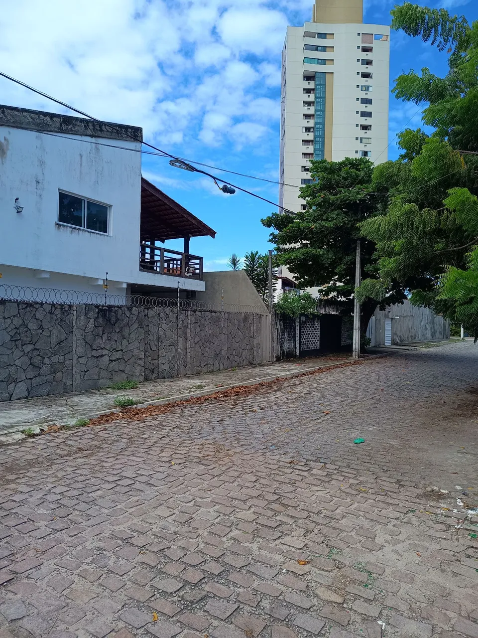 Casa com seis suítes no bairro de Ponta Negra, pertinho da praia.