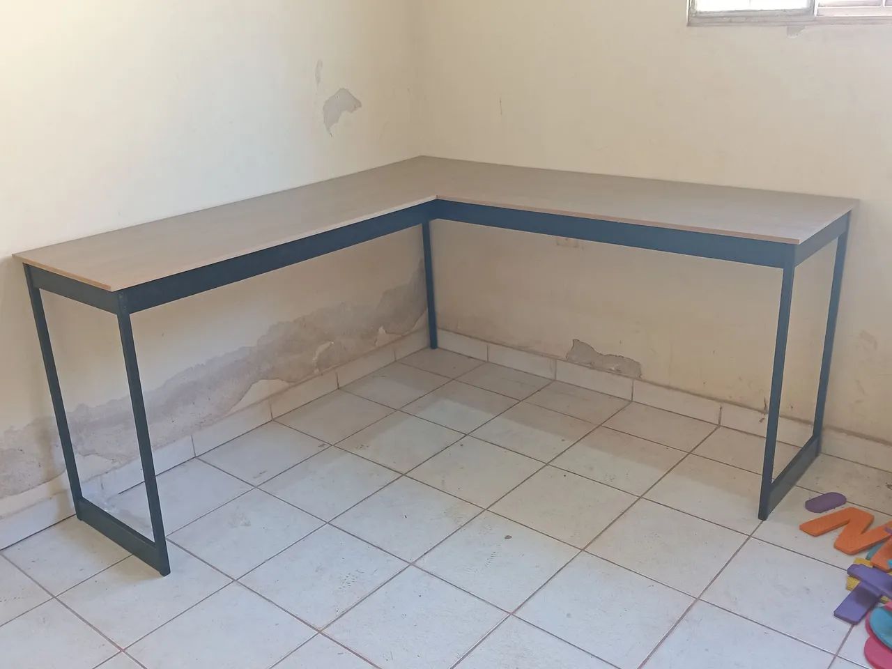 Mesa estilo industrial em L 