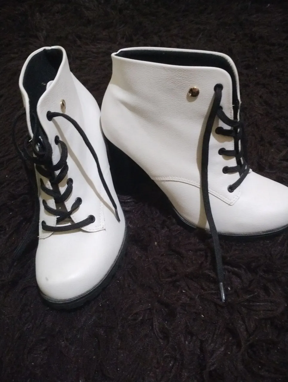 Botas Brancas Femininas com Cadarço