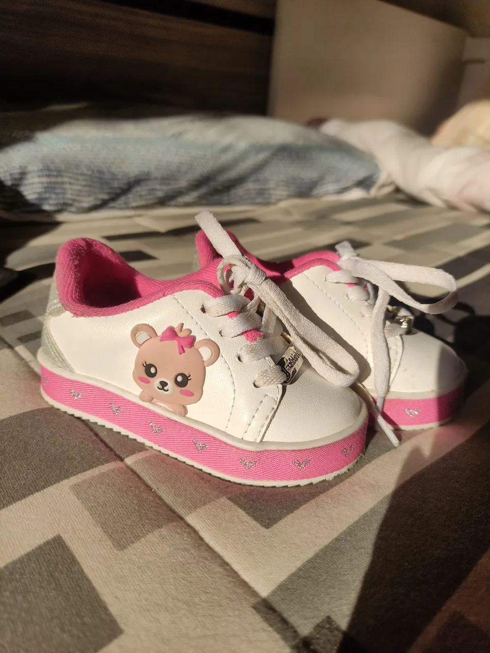 Tênis Infantil Rosa com Detalhe de Ursinha
