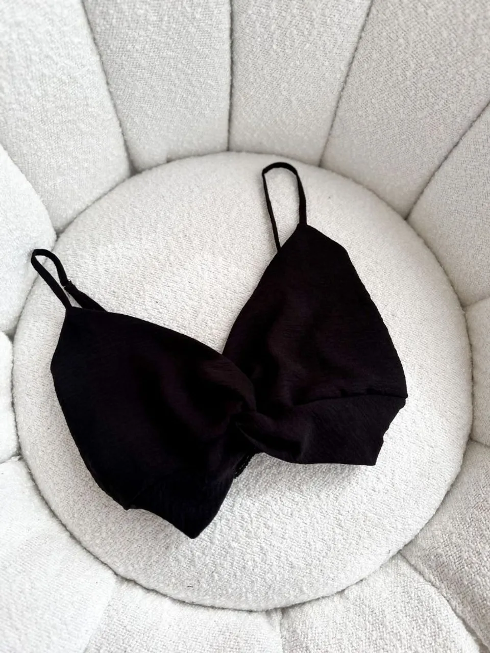 Top Preto Moderno com Detalhe Torcido