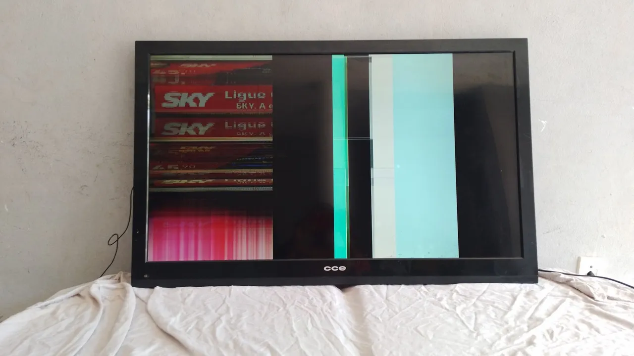 TV CCE 43 polegadas com defeito