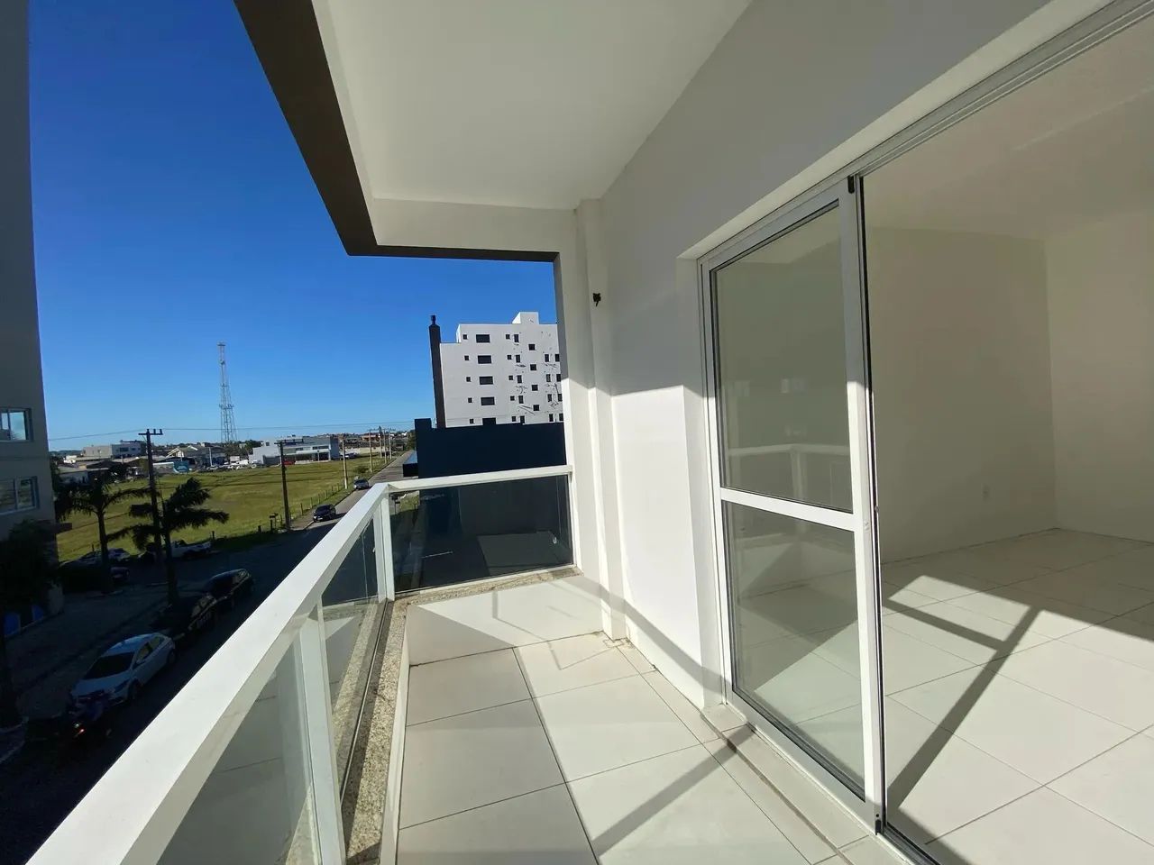 Apartamento de 02 dormitórios com sacada no centro!