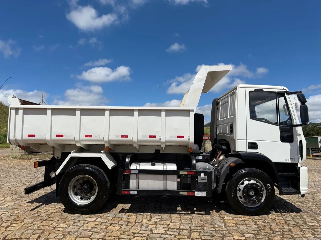 Iveco Tector 170E21 Caçamba - 2019 - Foto 8