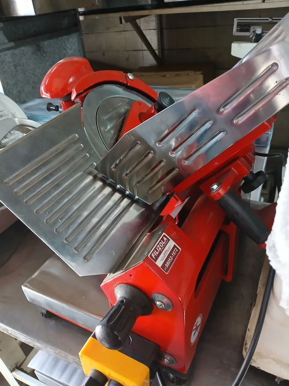 Cortador de frios. Moedor de carne e cilindro de massa