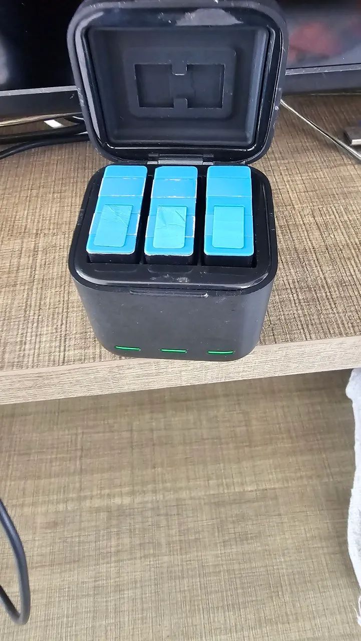 Carregador para câmeras de ação