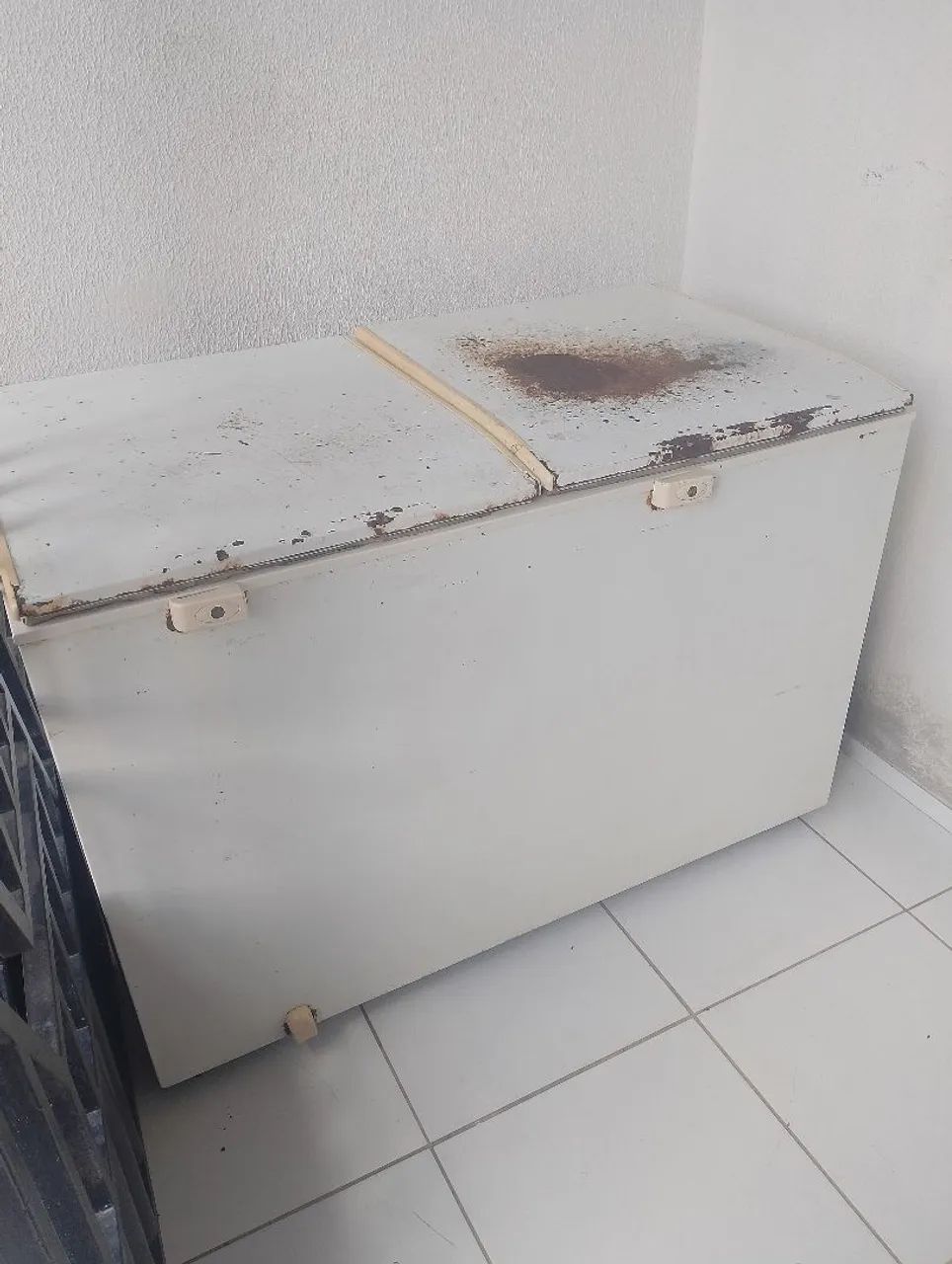 Freezer Eletrolux duas tampas em ótimo estado funcionando  - Foto 2