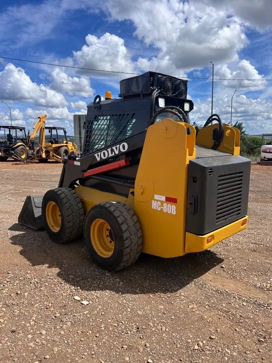 Mini Pá Carregadeira Volvo MC80B - Foto 4
