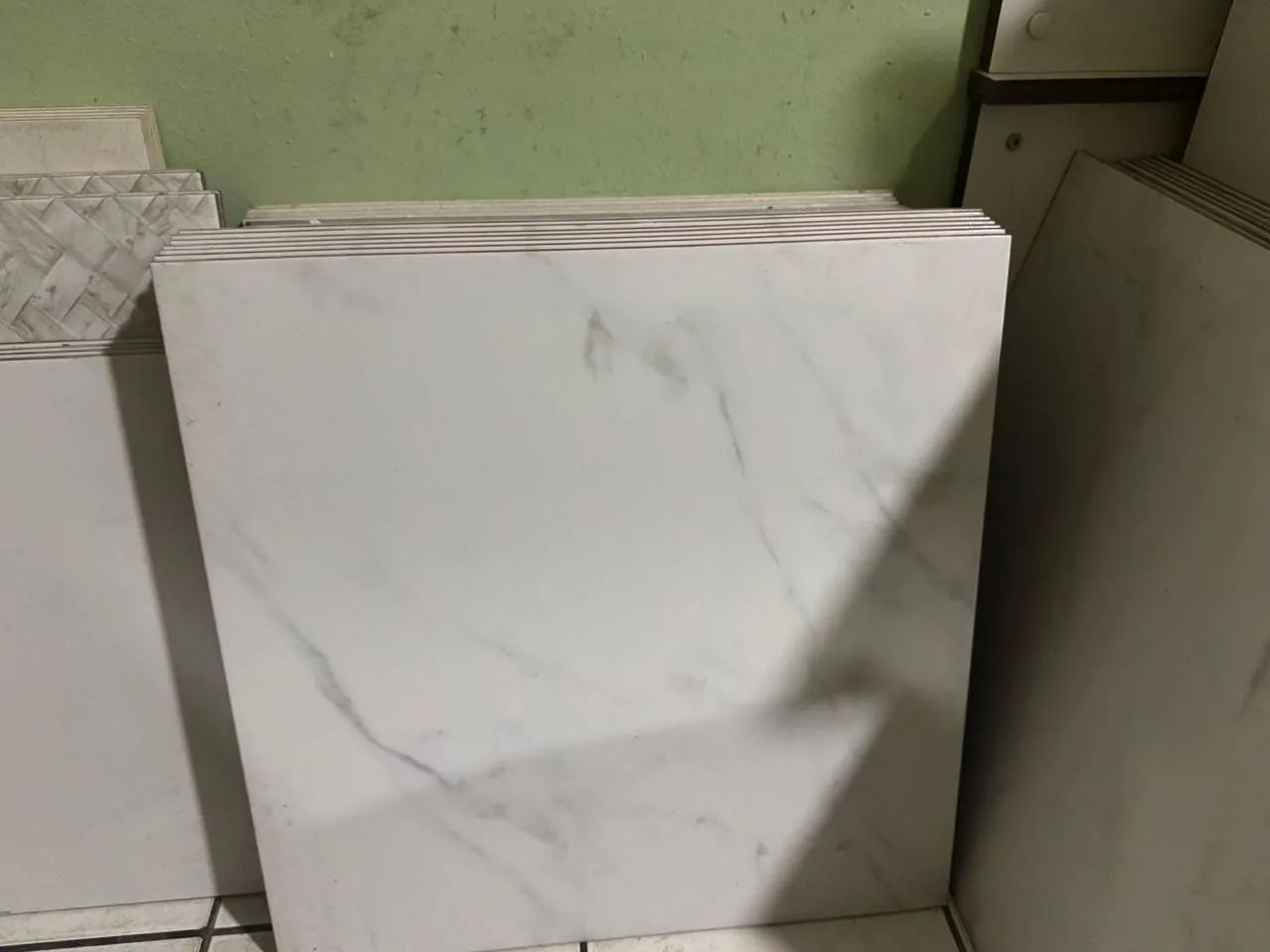 Piso Porcelanato Branco Marmorizado - Foto 4