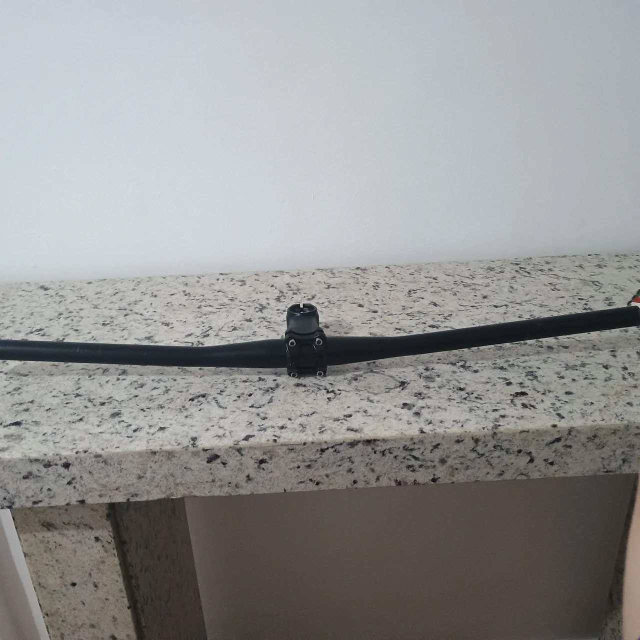 Guidão de Bicicleta Preto acompanhado de mesinha absolute