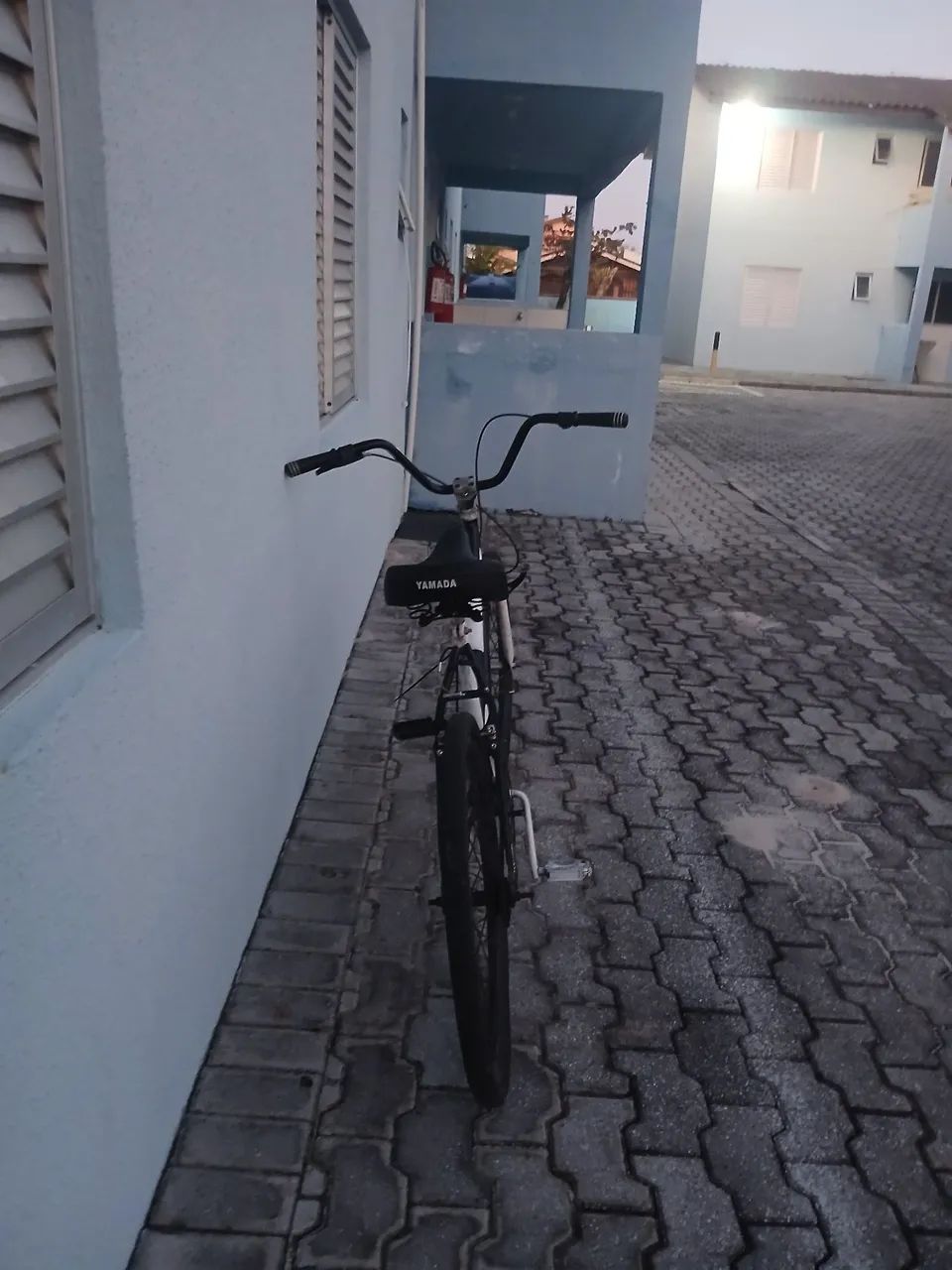 Bicicleta Urbana Preta e Branca - Foto 3