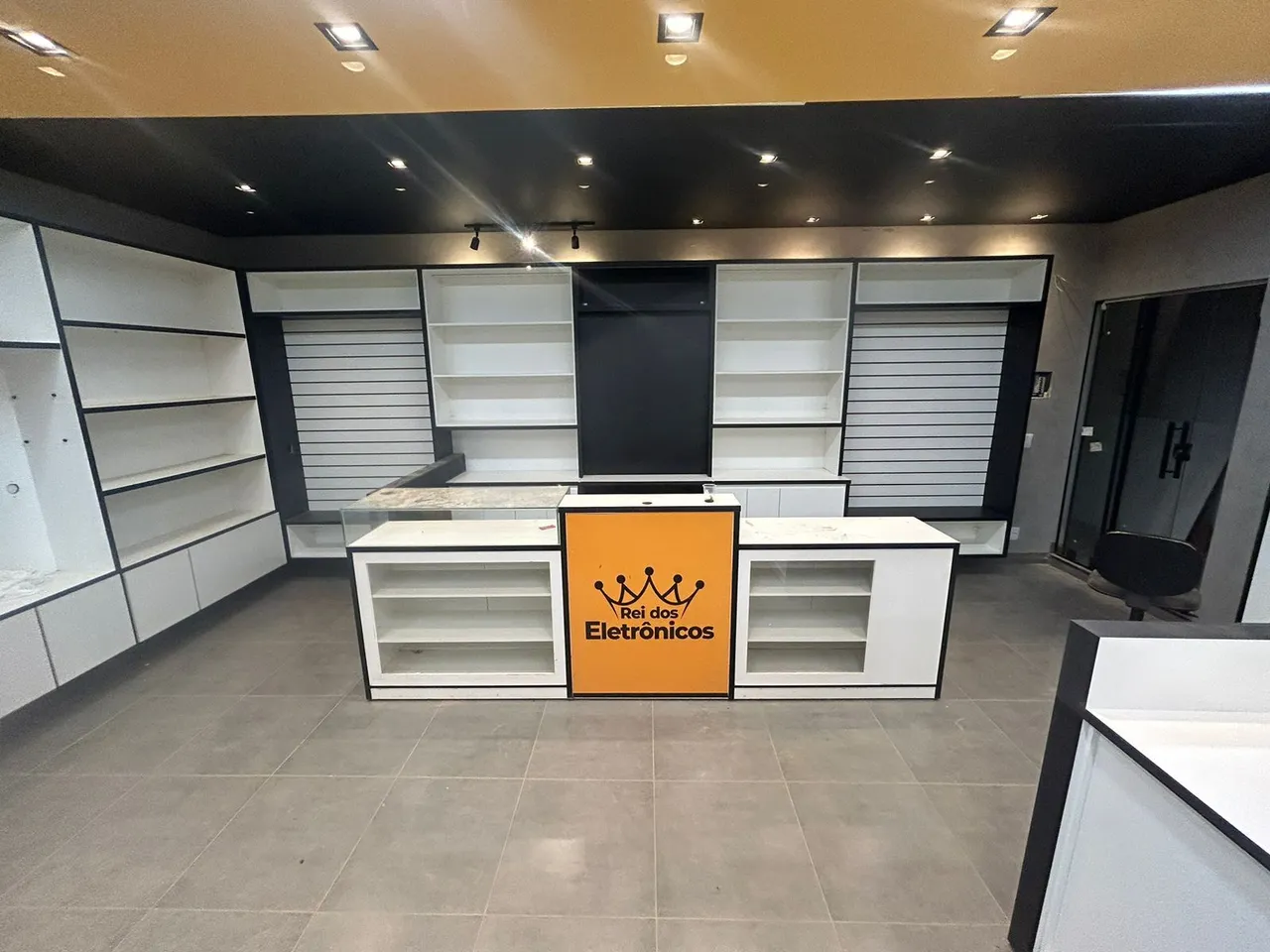 Mobiliário Comercial para Loja de Eletrônicos/ Celulares