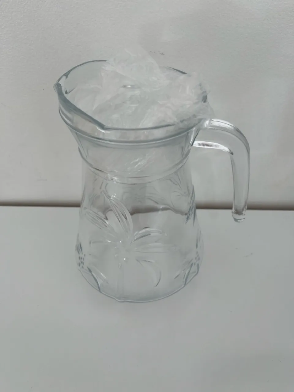 Jarra de vidro com detalhes