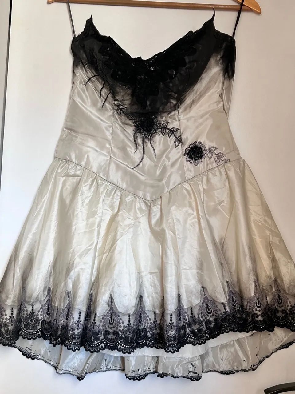 Vestido de festa preto e bege