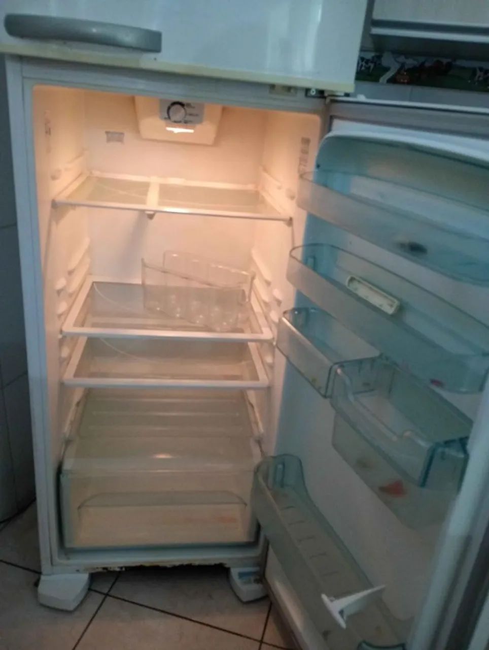 Geladeira 2 portas Frost Free Electrolux DF38A em Aço / Plástico Branco - Foto 5