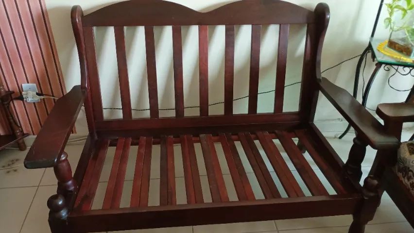 Sofá de dois lugares de madeira com almofadas soltas 65746287529474120
