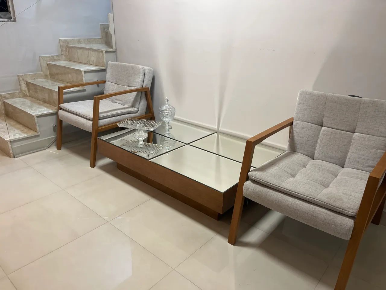 Vendo Mesa de centro e 2 poltronas da Luciana móveis 