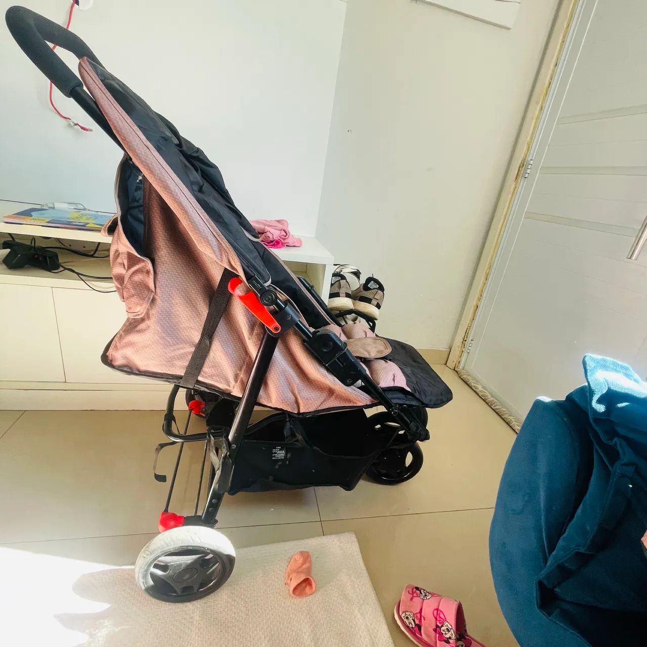 Carrinho de bebê com bebê conforto  - Foto 2