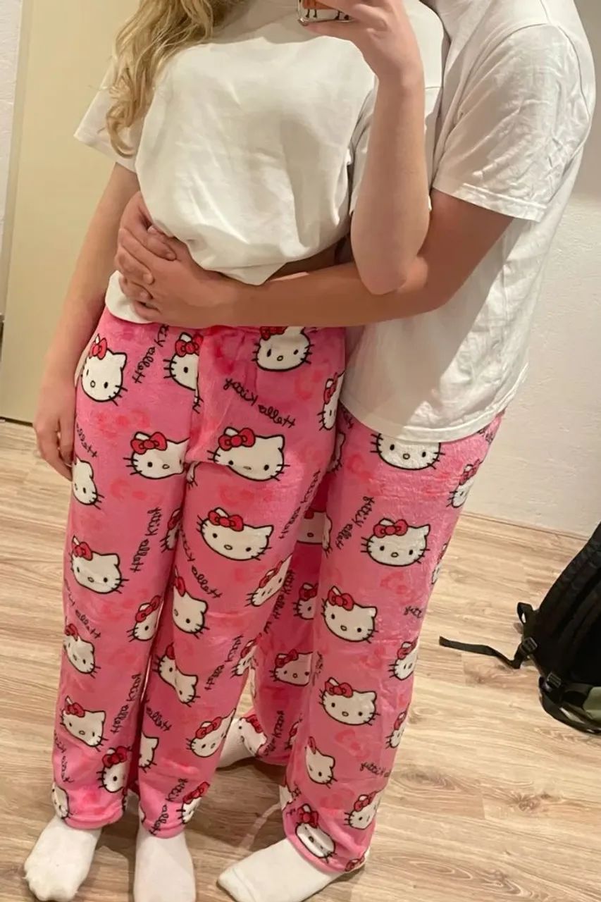 Perfeição de calça Hello Kitty em pelúcia e algodão  fica perfeito em qualquer corpo