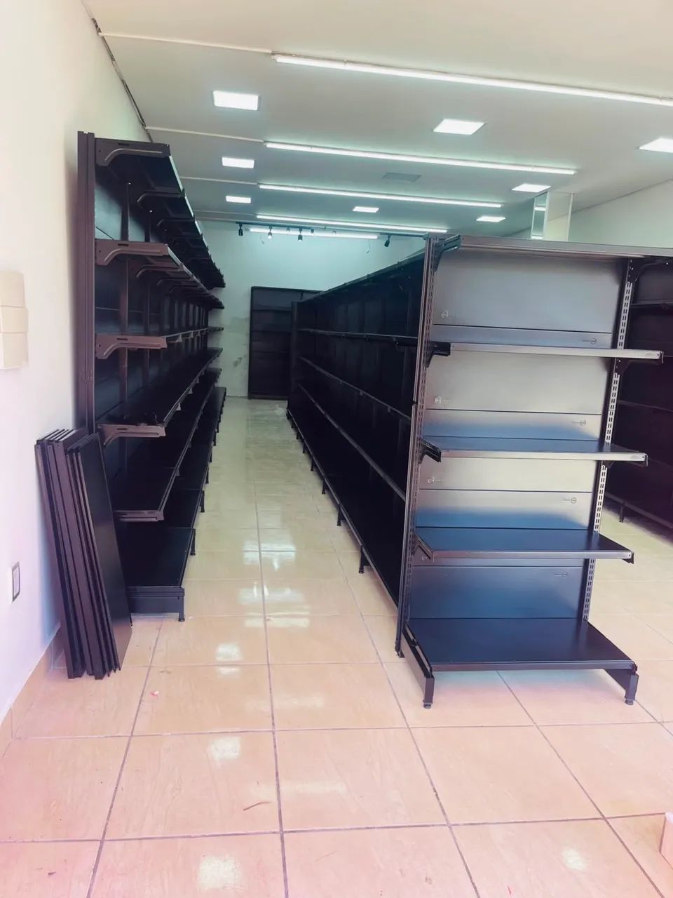 Vendo Prateleiras Loja 
